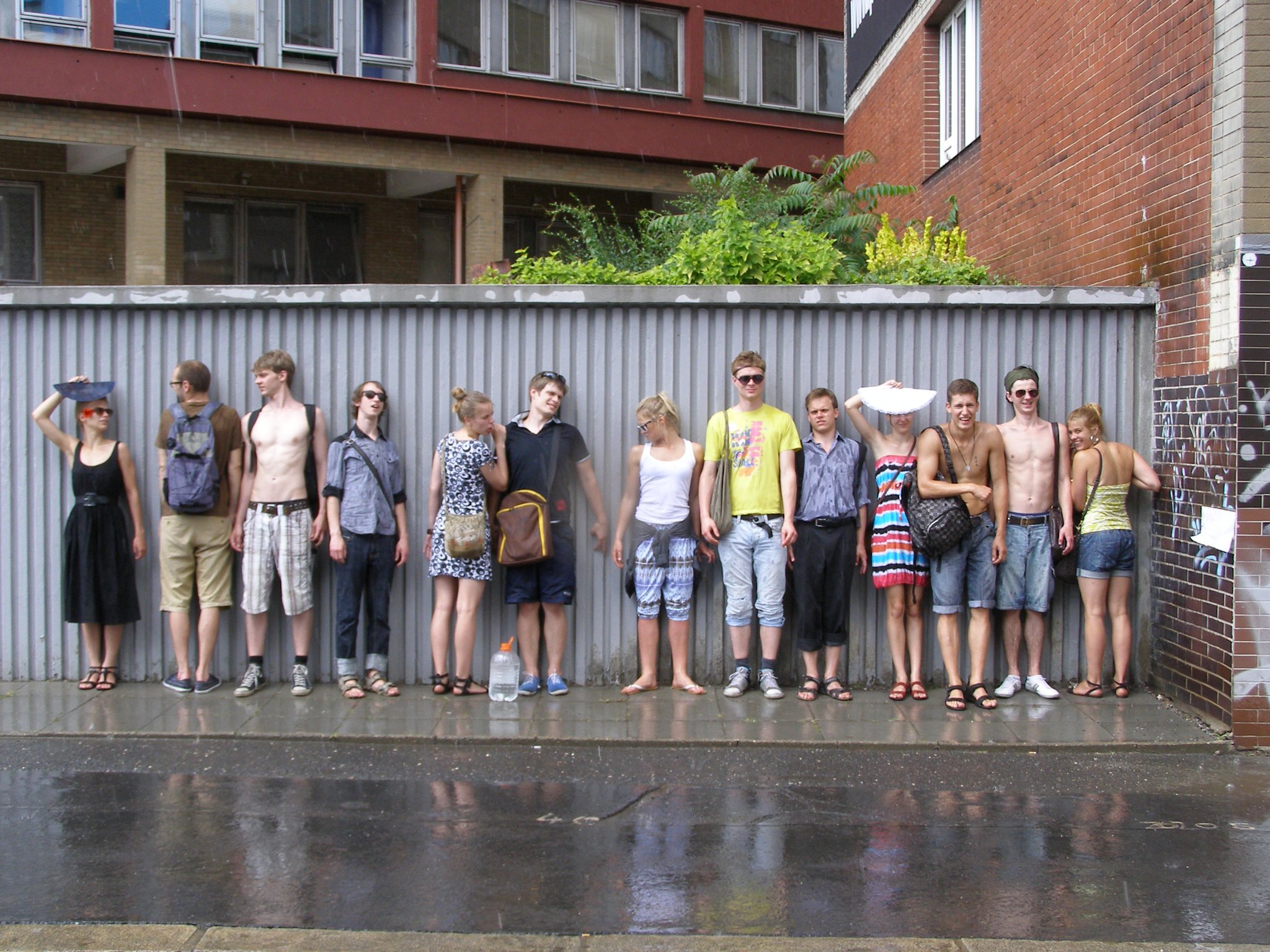 2011. gads. Prāga. Jūnijs. Gandrīz visi. No kreisās uz labo: Oļesja Rubene, Jānis Znotiņš, Mārtiņš Upenieks, Jurģis Spulenieks, Alise Polačenko, Viesturs Roziņš, Laura Atelsone, Kaspars Zāle, Uldis Siliņš, Ance Muižniece, Georgijs Surkovs, Kristaps Ķeselis, Liene Sebre // Foto autors – Dmitrijs Petrenko